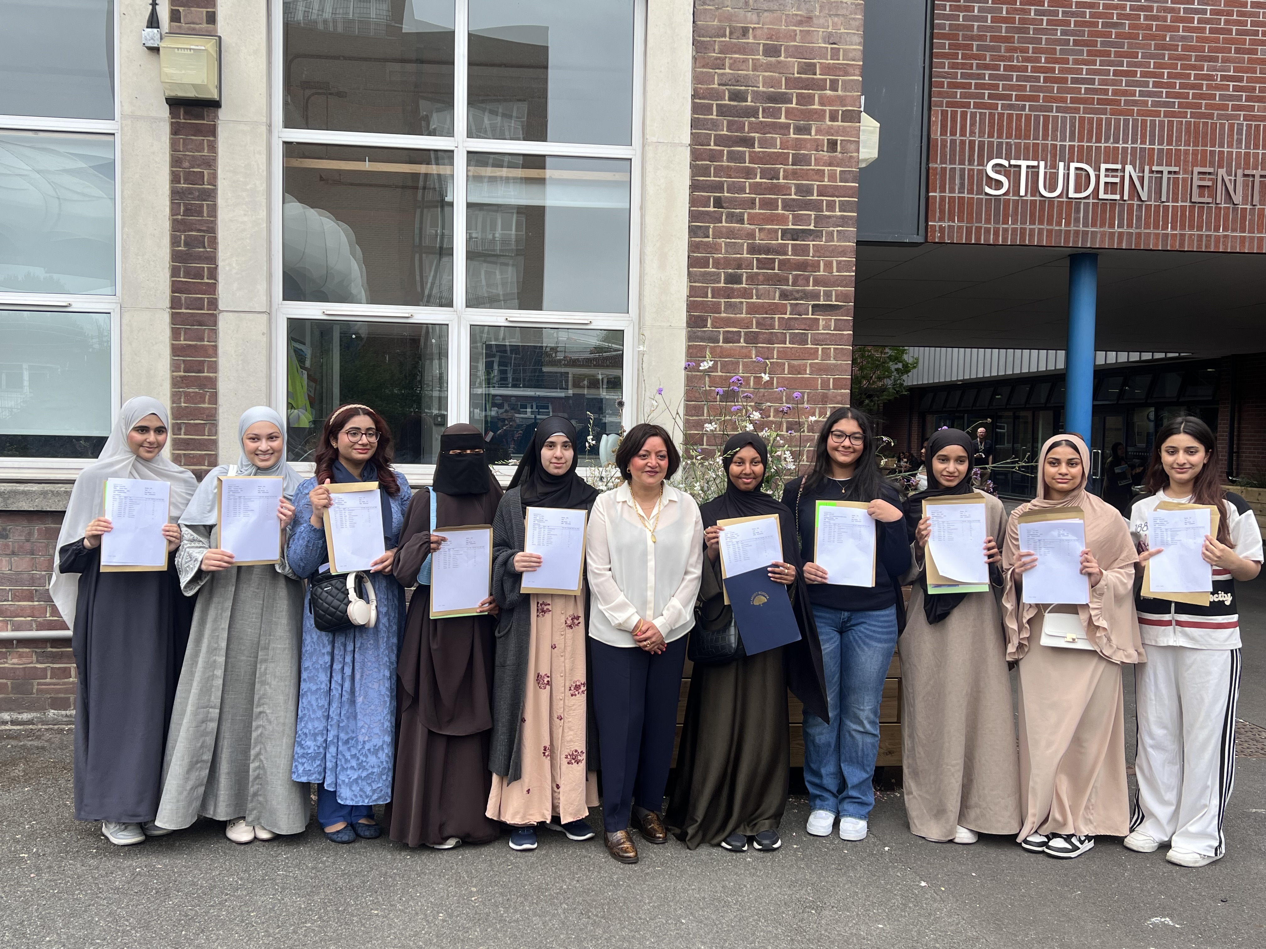 Mayor with plashet school girls
