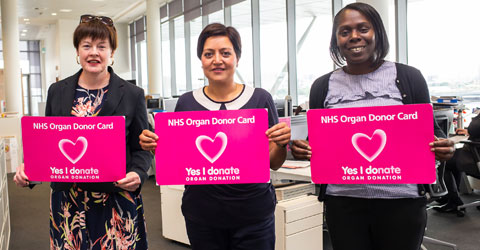 Mayor Rokshana Fiaz with two members of the national NHS campaignholding &#039;NHS Organ Donor Card, Yes I Donate&#039; cards