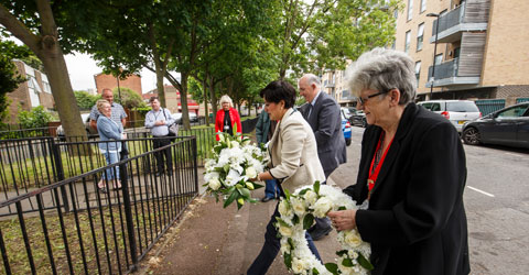 Mayor Rokhsana Fiaz laying flowers down.